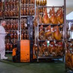 Piezas de jamón de Nico Jamones en la fábrica de Luciana