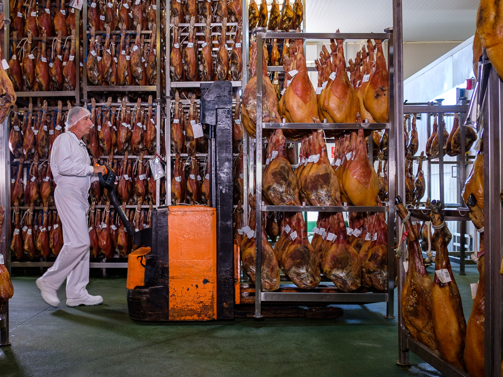 Piezas de jamón de Nico Jamones en la fábrica de Luciana