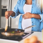 Mujer embarazada cocinando