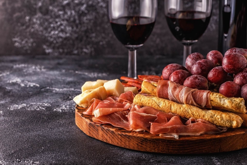 Maridaje de jamón ibérico con vino, pan y uvas