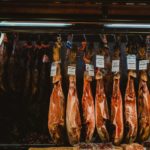 Patas de jamón con etiquetas que indican sus diferentes precios.