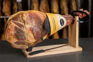 Pata de paleta curada de Nico Jamones dispuesta sobre un jamonero.